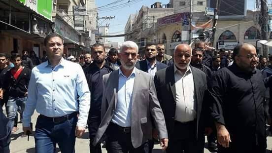 بالصور: منعاً لأي انفلات.. السنوار وأبو نعيم يتجولان في شوارع خانيونس 