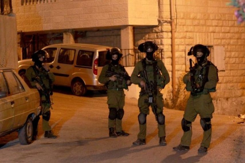 اعتقال المفكر أحمد قطامش بعد مداهمة منزله بالبيرة