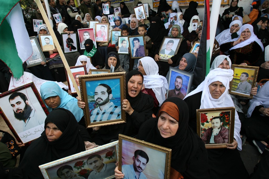 العشرات من أهالي أسرى القطاع يغادرون لزيارة أبنائهم في السجون