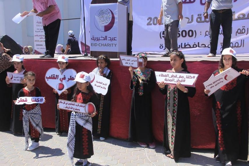 دير البلح: وقفة تضامنية لأطفال أيتام مع مؤسسات خيرية قطرية