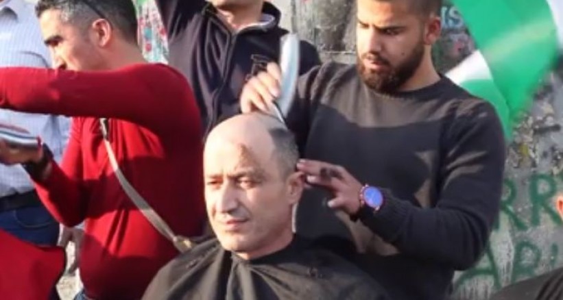  "متضامنو بيت لحم" يحلقون رؤوسهم تضامناً مع الأسرى