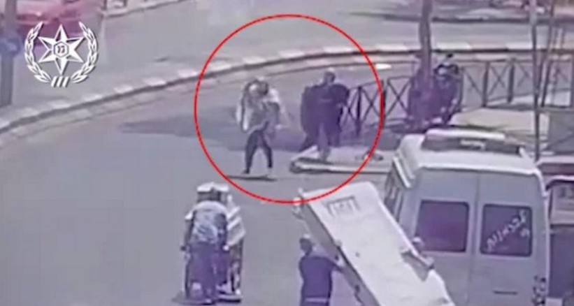 شرطة الاحتلال تبث فيديو مصور لـ"عملية الطعن بالقدس"