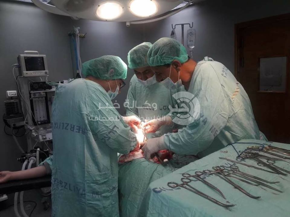 بالصور: جراحة نادرة لإستئصال ورم ليفي كبير بمستشفى الخدمة العامة 