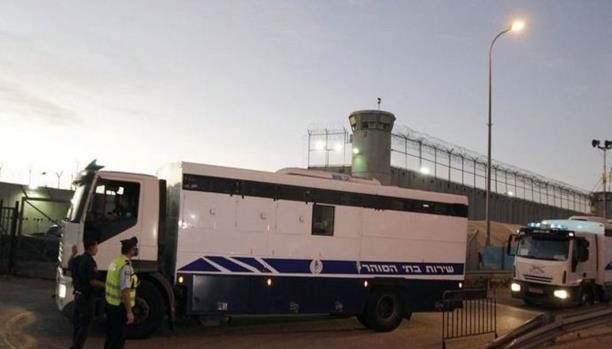 أسرى مجدو وعسقلان يشتكون معاناة النقل في "البوسطة"