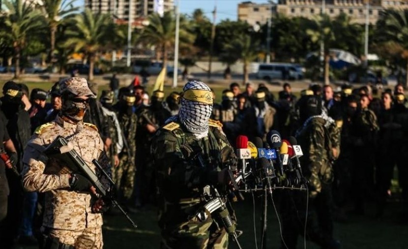 بالصور: الجناح العسكري لـ"فتح" ينعى أحد مقاتليه بغزّة