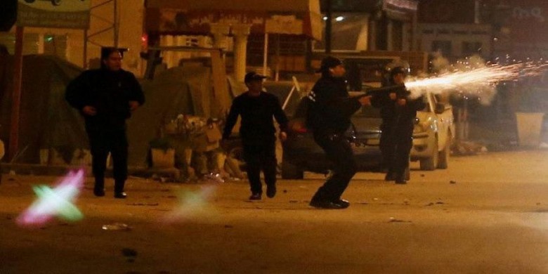 الشرطة التونسية تستخدم الغاز لتفريق محتجين بعد هدوء استمر يومين