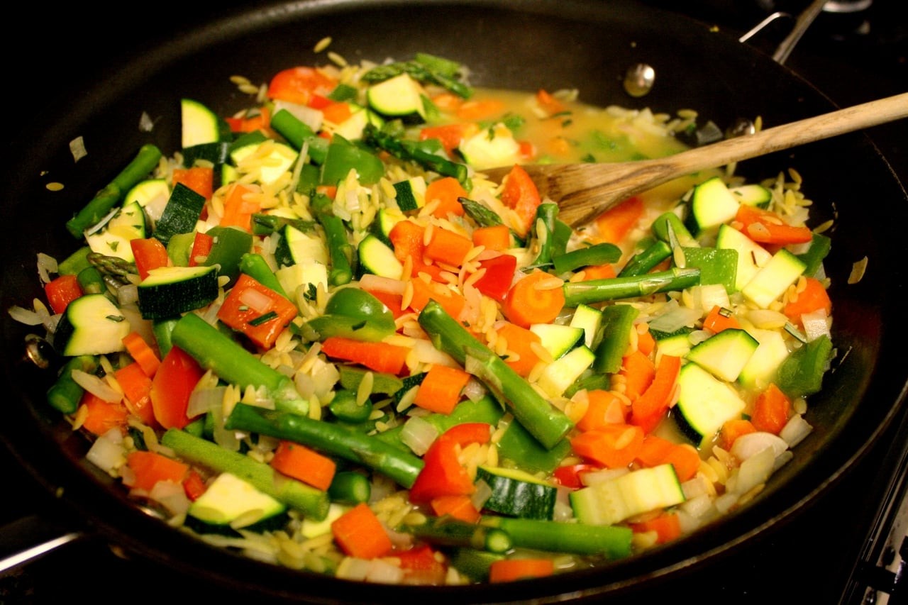 طريقة عمل خضار مشوي مع صوص الطماطم