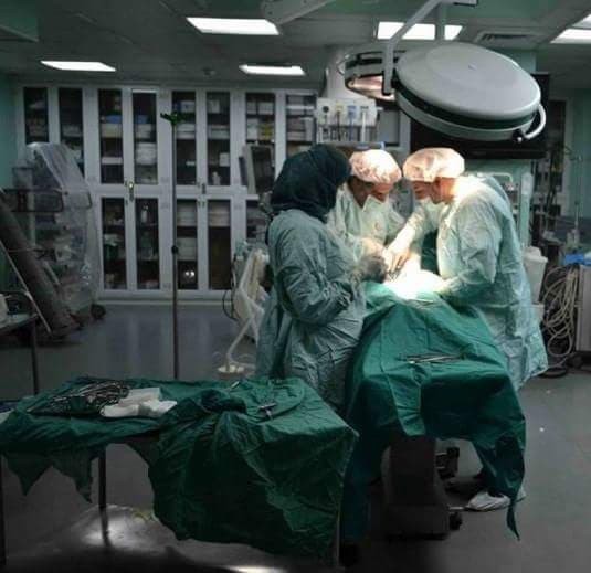 بالصور: عملية استئصال ورم نادر بالرقبة في مشفى الخدمة العامة بغزّة