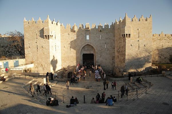 الاحتلال يهاجم بائعات ويستولي على بضائعهن في القدس