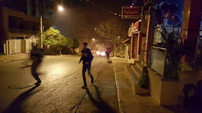 الاحتلال يقتحم منزل عائلة الشهيد "غزال" ويغلق مكتبة لأسير في نابلس