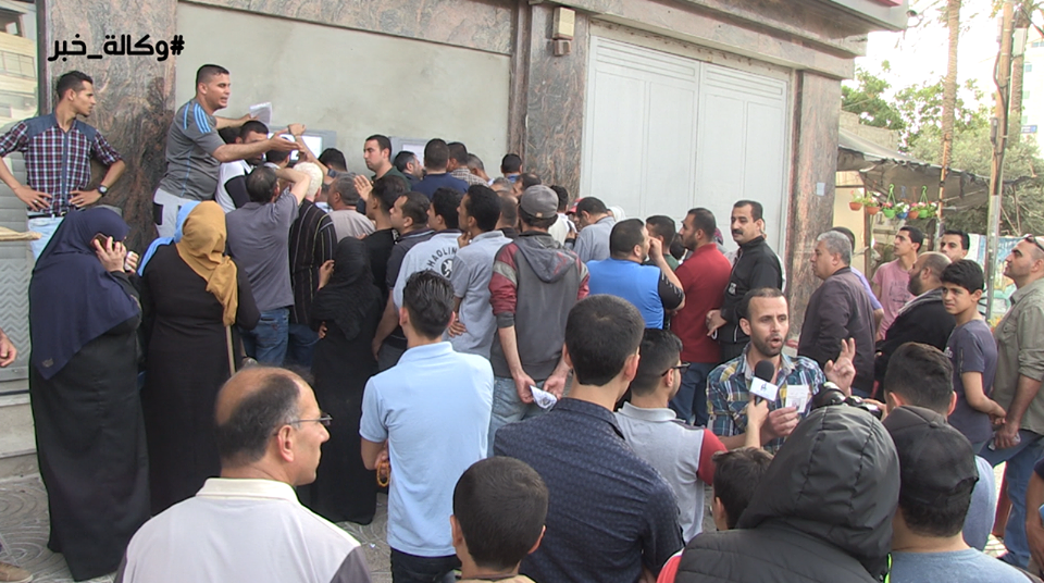 بالفيديو: غضبٌ عارمٌ يجتاح موظفي السلطة بغزة لتدني نسب صرف رواتبهم
