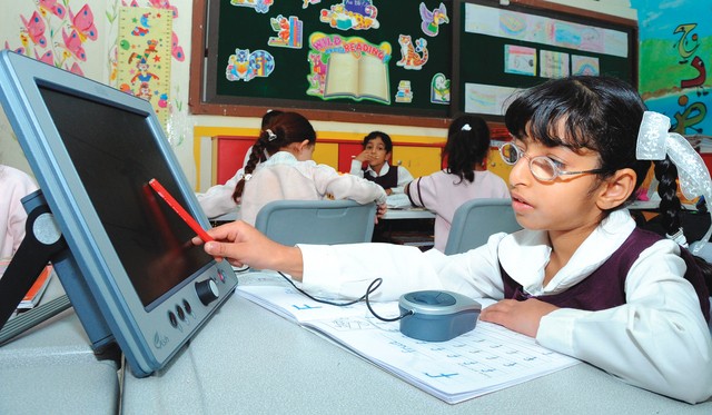 "التعليم" تتسلم حواسيب ومعدات للطلبة ذوي الإعاقة