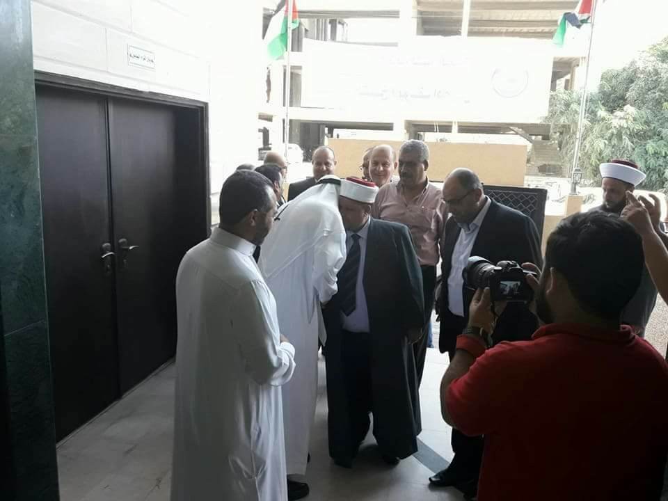 بالصور: ادعيس يتسلم مقر وزارة الأوقاف بغزة