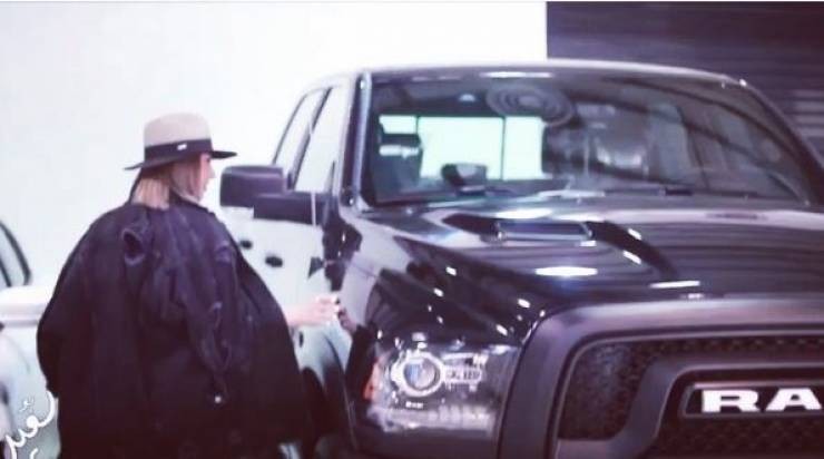 بالفيديو  : نجمة عربية تقدم لزوجها هدية تفوق الـ50 الف دولار امريكي!