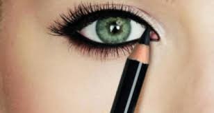 حافظي على ثبات الكحل فوق العين في الصيف