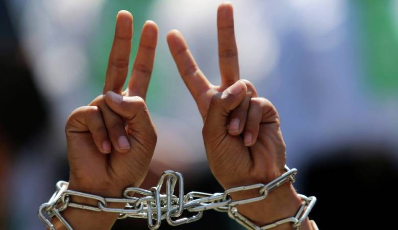 4 أسرى يدخلون أعوامًا جديدة في سجون الاحتلال 