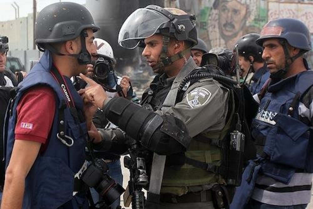الميزان يطالب العالم بحماية صحفيي فلسطين من الانتهاكات الإسرائيلية