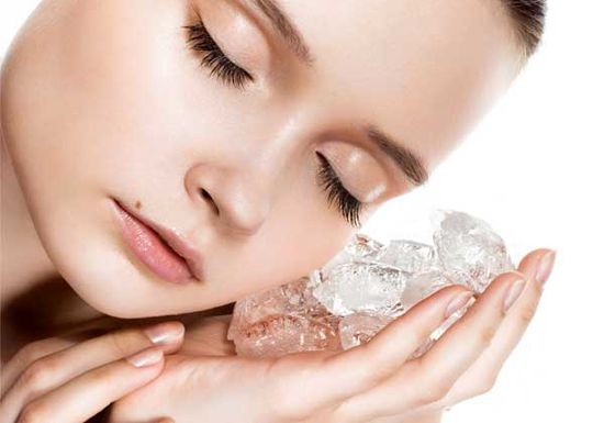 فوائد الثلج.. يحافظ على الوزن ونضارة البشرة ولمعان الشعر