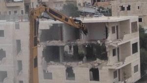 الاحتلال يهدم مبنى قيد الإنشاء في العيسوية