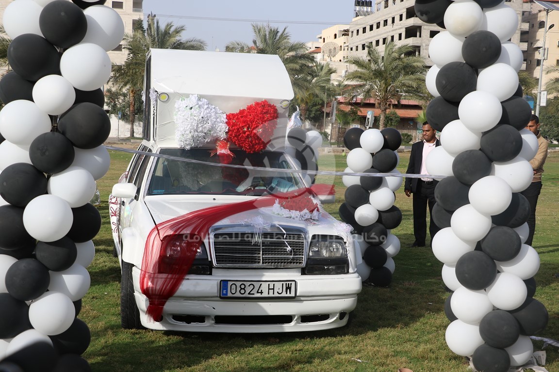 إتمام صناعة سيارة "سندريلا" الملكية الخاصة بزفاف "العرسان" في غزة