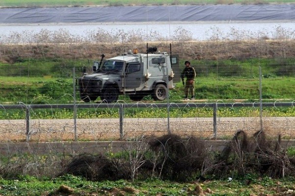 الاحتلال يعتقل 3 شبان شرق رفح بحجة اقترابهم من السياج الفاصل