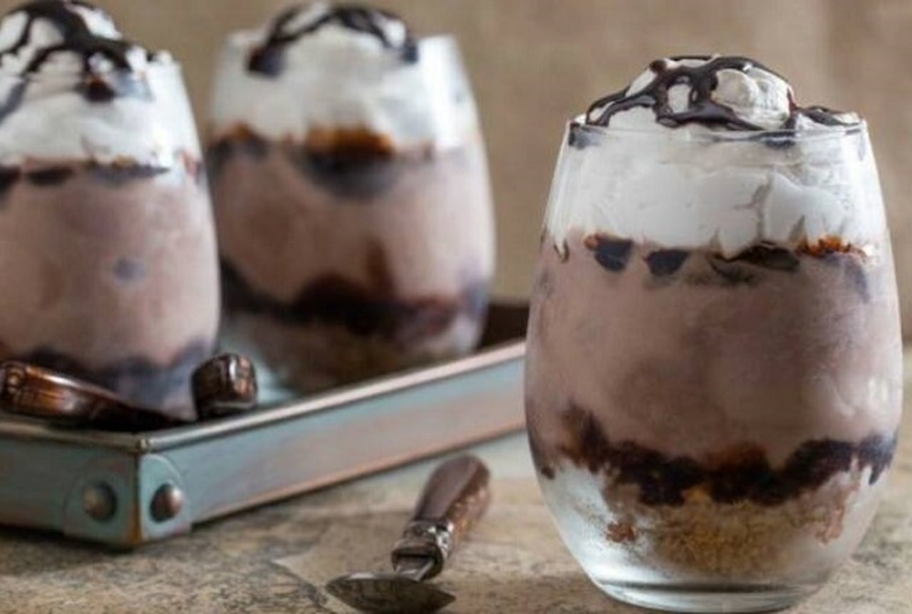  كاسات الشوكولاتة بالكريمة