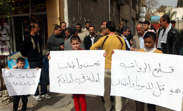 مصادر تكشف عن أسباب إعادة رواتب نواب "حماس" دون "فتح"