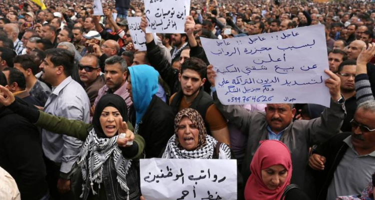 أبو هولي يرفض لقاء موظفي السلطة المقطوعة رواتبهم بغزّة