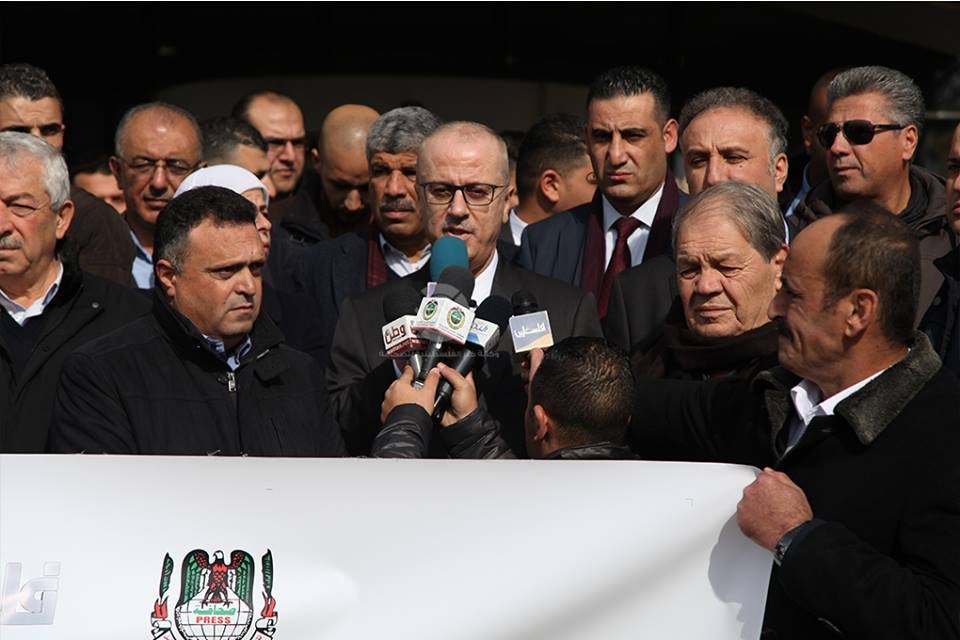 بالصور: وقفة رسمية برام الله تنديدًا بالاعتداء على تلفزيون فلسطين بغزّة