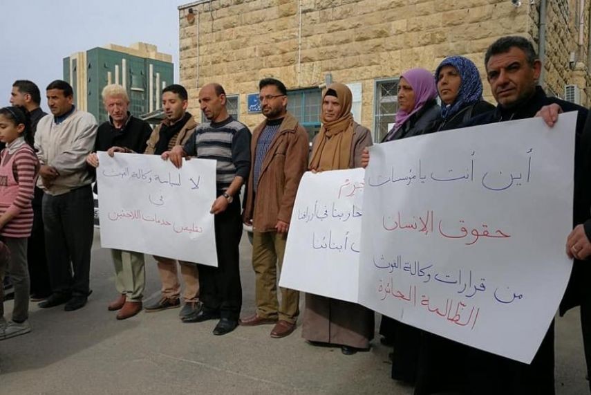احتجاجات بالقدس والخليل على فصل أونروا 164 معلماً