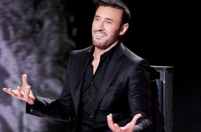 بالفيديو : كاظم الساهر في موقف محرج.. معجبة تحتضنه بالقوة على المسرح! 