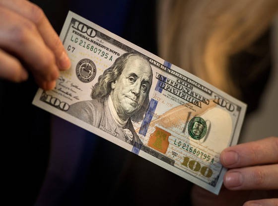جمعية خيرية بغزة توزع 100$ لجرحى العدوان الإسرائيلي