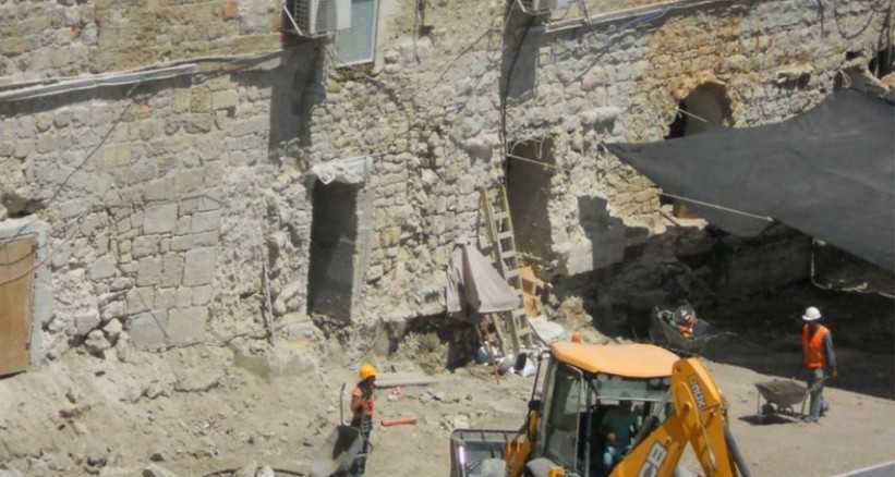 الاحتلال ينبش قبورا في بلدة كفر عقب بالقدس