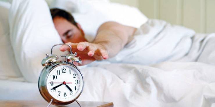 لماذا نستيقظ فجأة في الوقت نفسه كل ليلة؟