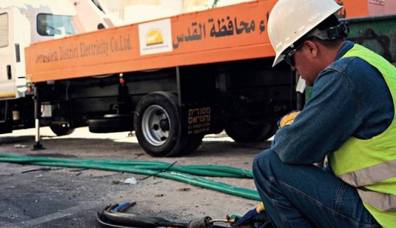 كهرباء القدس تنقل محولات وكوابل لمحطة تقوية جديدة برام الله