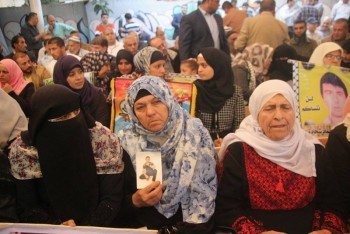 عشرات المواطنين ينظمون وقفة مساندة مع الأسير جمال عمرو