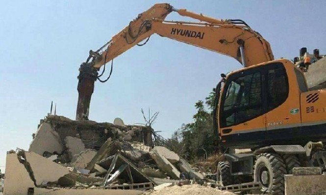 جرافات الاحتلال تهدم منزلًا مأهولًا في الرملة