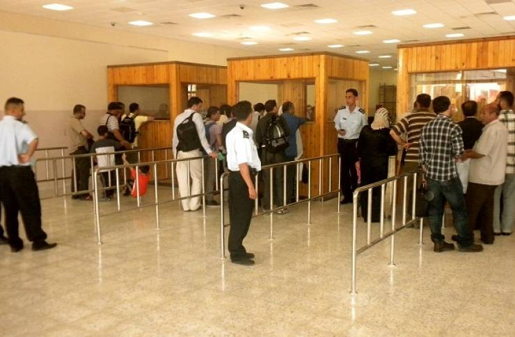 بذرائع أمنية.. الاحتلال يمنع سفر 20 مواطناً عبر معبر الكرامة