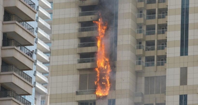 إخماد حريق بأحد أطول أبراج دبي