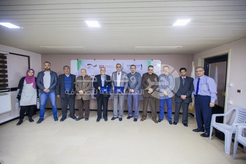 بالصور: الكلية الجامعية توقع اتفاقية مع الغرفة التجارية لتهيئة 60 فنياً في مجال الألومنيوم