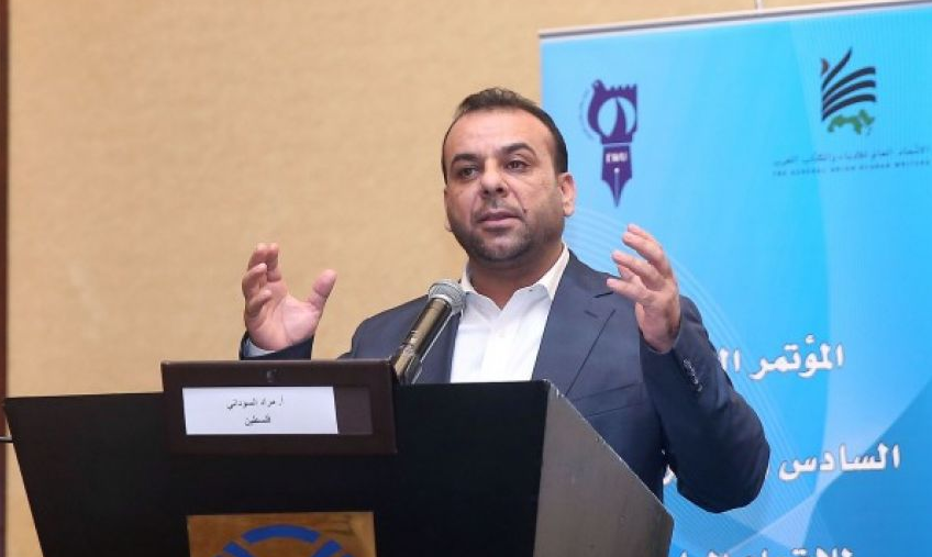 الرئيس عباس يثني على دور أمين الاتحاد العام للكتاب والأدباء