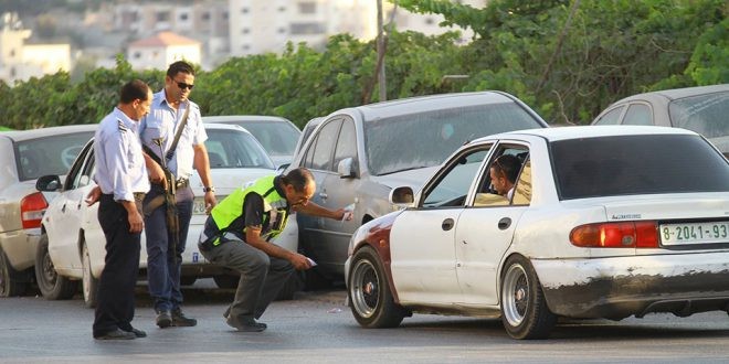 النقل تنفّذ حملة مرورية بالخليل لمتابعة التزام سائقي المركبات بالسلامة العامة