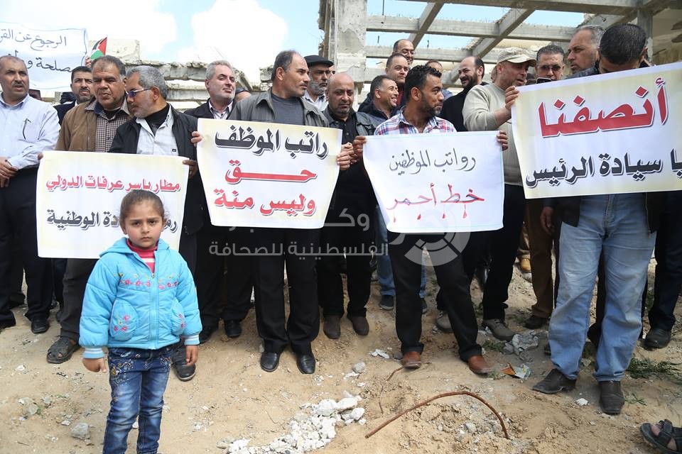 فوق أرض المطار المُدّمر