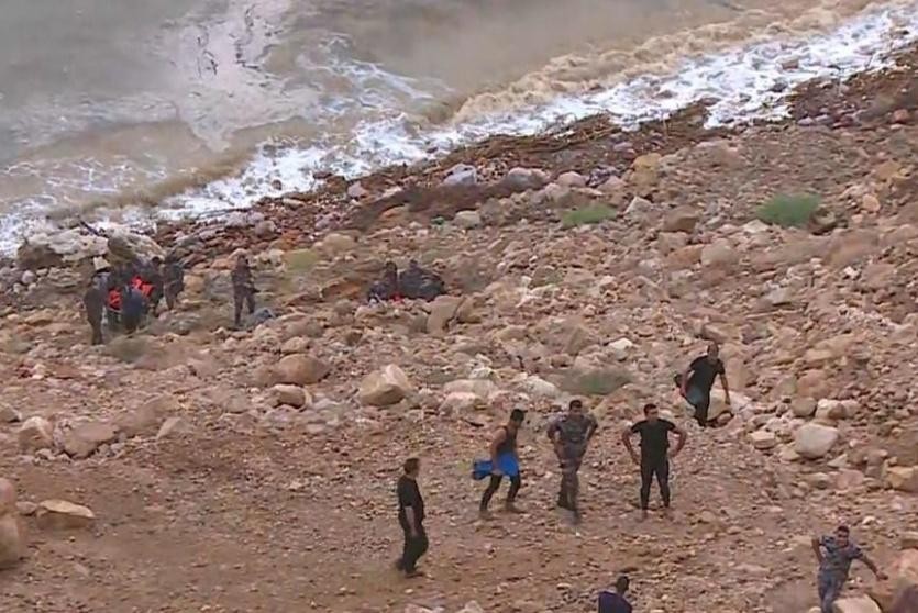 انتشال 10 وفيات و22 إصابة معظمهم أطفال إثر سيول ضربت البحر الميت