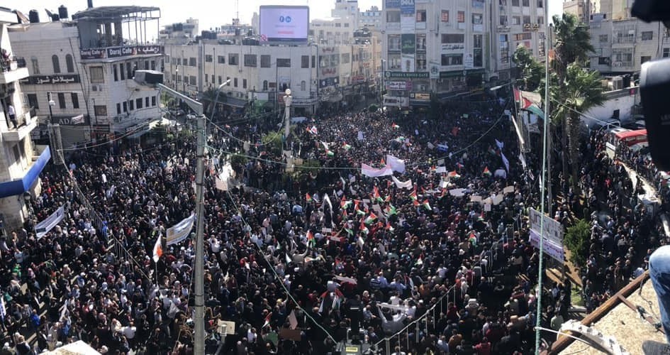تظاهرة وسط رام الله رفضا لتطبيق قانون الضمان الاجتماعي 