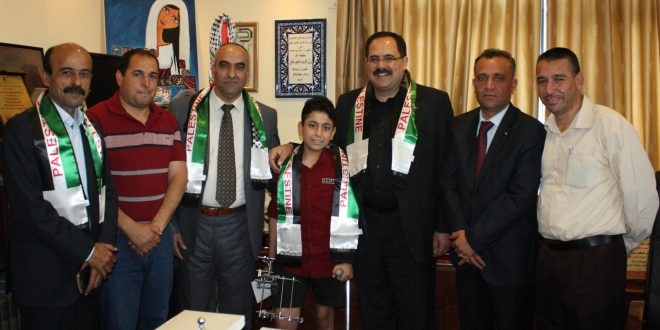 صيدم يكرم الأسير الجريح زيدات على تميزه بمسابقة "تحدي القراءة العربي"