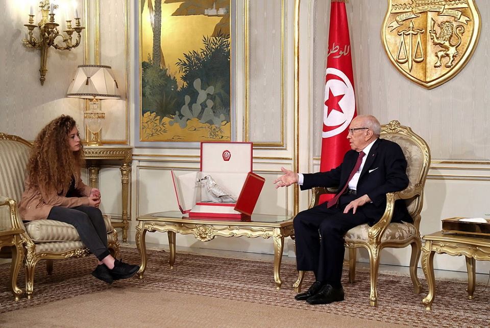 بالصور: الرئيس التونسي يستقبل الأسيرة المحررة عهد التميمي