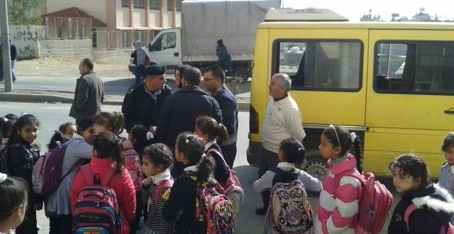 شرطة الخليل تضبط حافلة نقل طلاب بحمولة زائدة