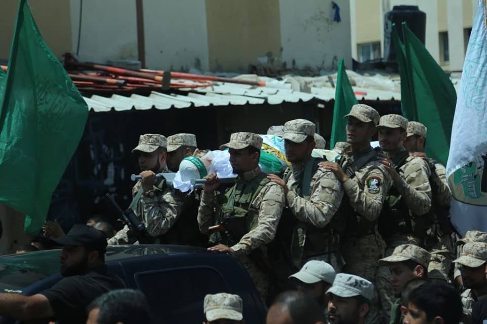 بالصور: جماهير غفيرة تشيع جثمان الشهيد عبد الكريم رضوان برفح