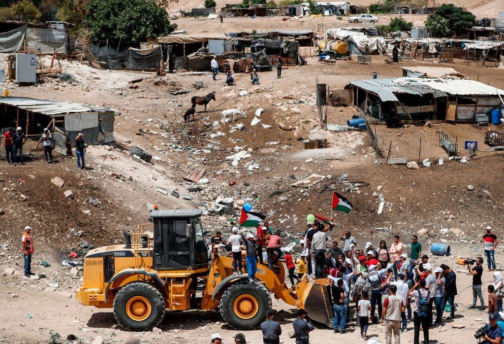 الاحتلال يفرض طوقا عسكريا على الخان الأحمر ويصيب الوزير عساف